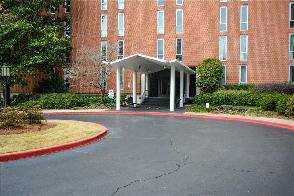 Photo one of 3060 Pharr N Ct # 313 Atlanta GA 30305 | MLS 7487989F