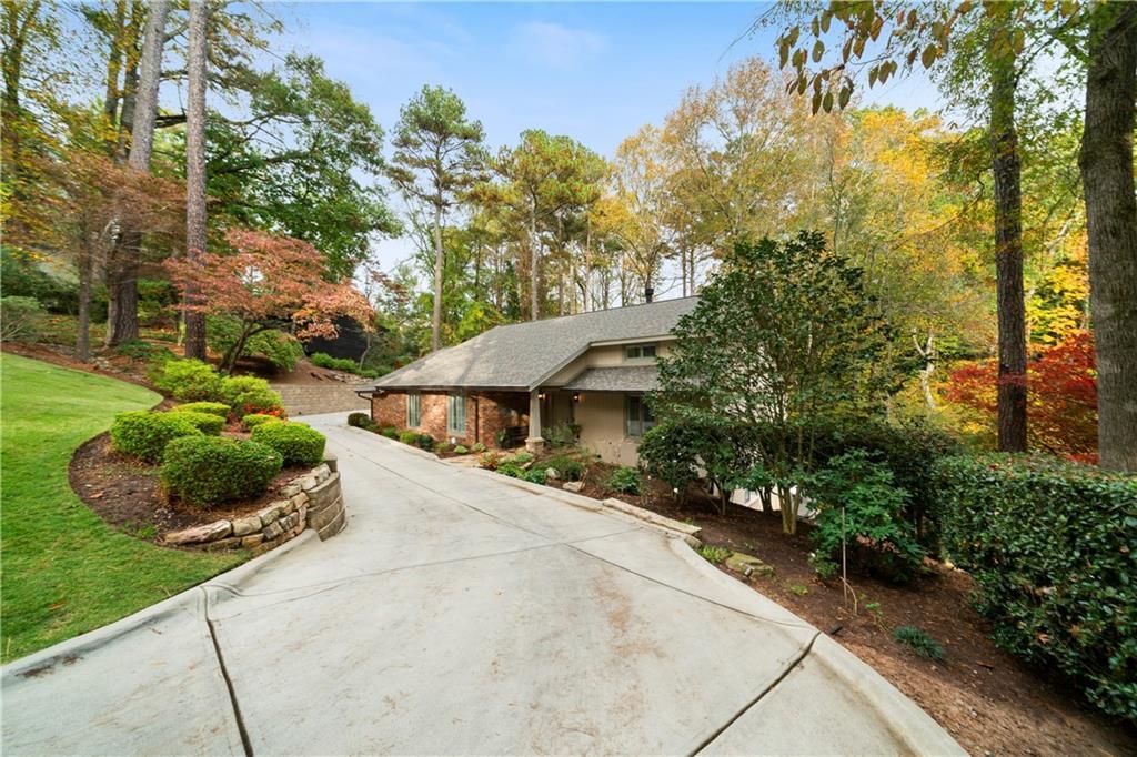 Photo one of 5525 Whitner Dr Sandy Springs GA 30327 | MLS 7523747F