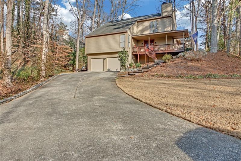 Photo one of 3916 Loch Highland Ne Pass Roswell GA 30075 | MLS 7542706F