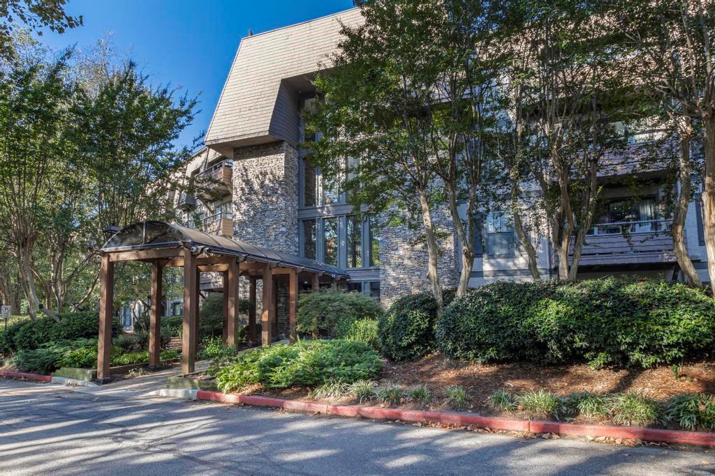 Photo one of 1303 Highland Bluff Se Dr # 303 Atlanta GA 30339 | MLS 7542730F