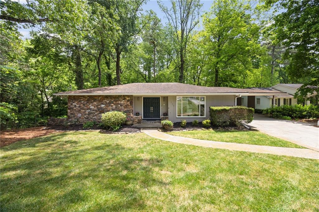 Photo one of 239 Devonwood Dr Atlanta GA 30328 | MLS 7562127F