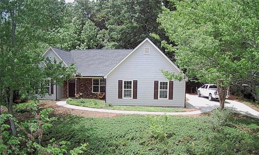 Photo one of 7675 Lanier View Rdg Cumming GA 30041 | MLS 7562473F