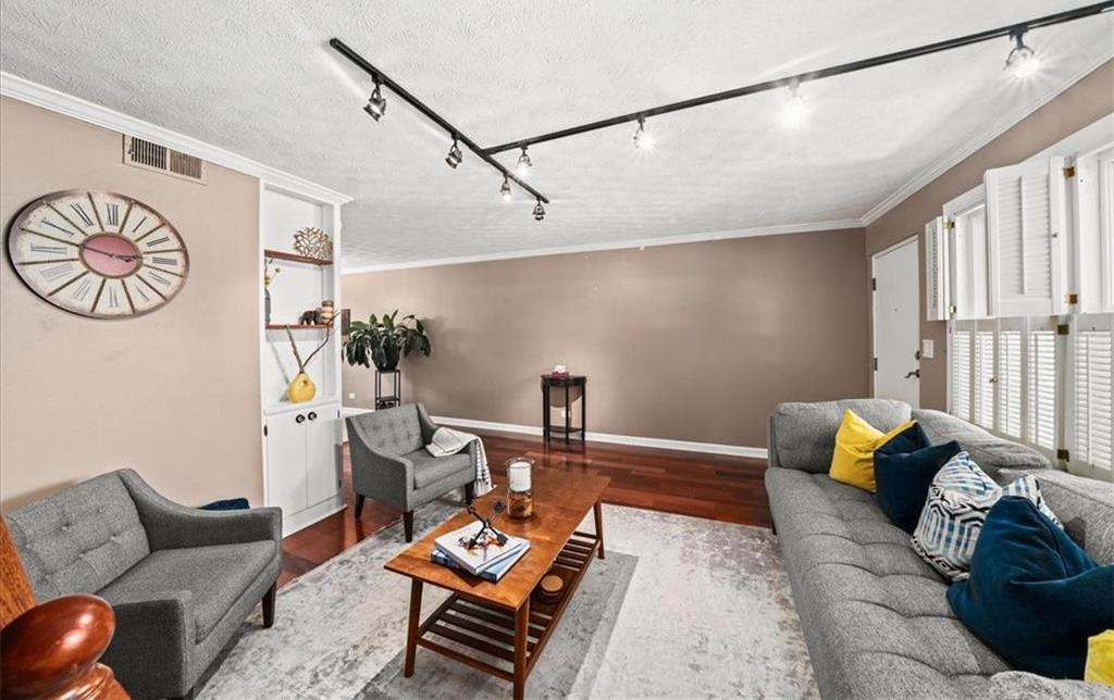 Photo one of 331 Lakemoore Ne Dr # C Atlanta GA 30342 | MLS 7571229F