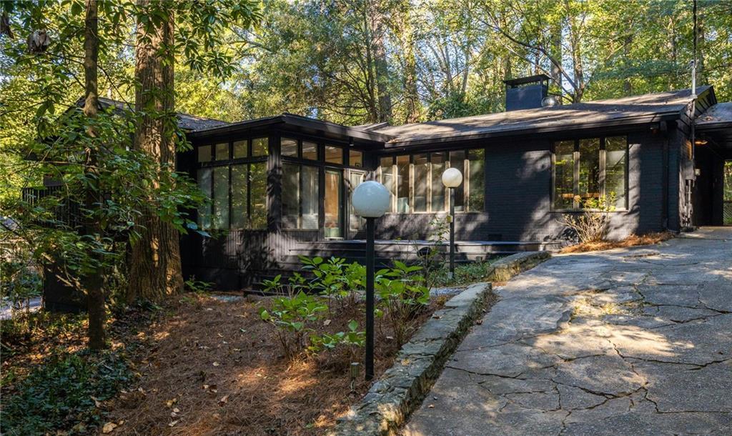 Photo one of 922 Barton Woods Ne Rd Atlanta GA 30307 | MLS 7571366F