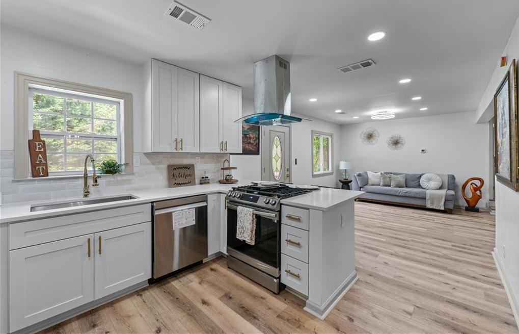 Photo one of 1819 Waldrep Se Cir Marietta GA 30060 | MLS 7575041F