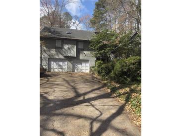 View of home's front exterior featuring a two-car garage and traditional architecture at 1040 Rolling Green Dr, Acworth, GA 30102