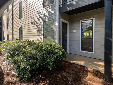 Condo exterior with neutral siding and well-manicured landscaping providing a welcoming entrance at 607 Park Ridge Cir, Marietta, GA 30068