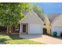 Charming single-Gathering home featuring a brick accent, front lawn, and a single-car garage at 516 Jaclyn Cir, Mcdonough, GA 30253
