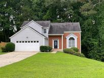 Charming split-level home with well-manicured lawn and two-car garage at 3370 Knighton Rdg, Powder Springs, GA 30127