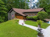 Charming home featuring a well-manicured lawn, landscaped yard, and quaint white gravel walkway at 2674 Skylane Dr, Marietta, GA 30062
