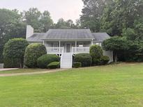 Charming single-story home with a welcoming front porch and well-manicured lawn at 6275 Cheatham Lake Nw Dr, Acworth, GA 30101