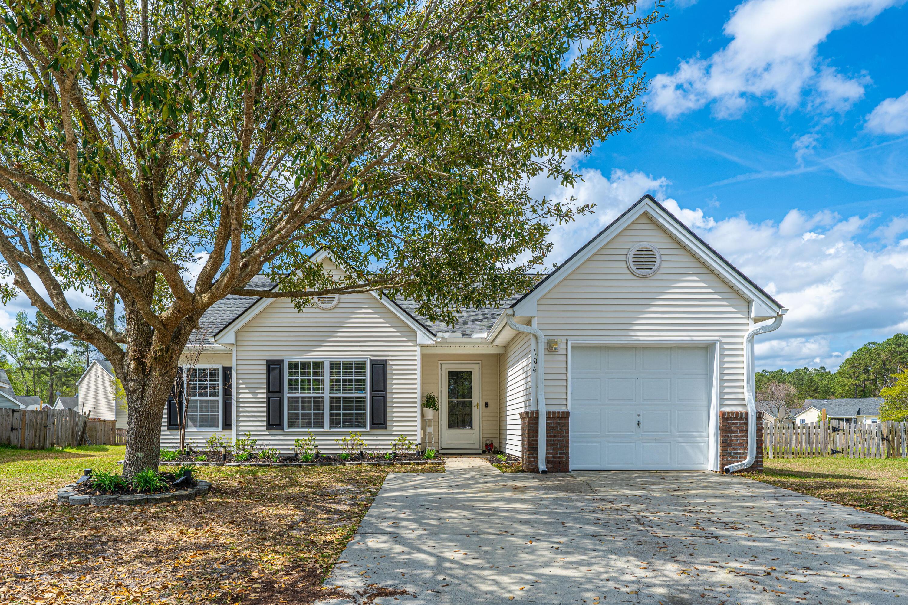 Photo one of 104 Cranston Ln Summerville SC 29483 | MLS 25008891