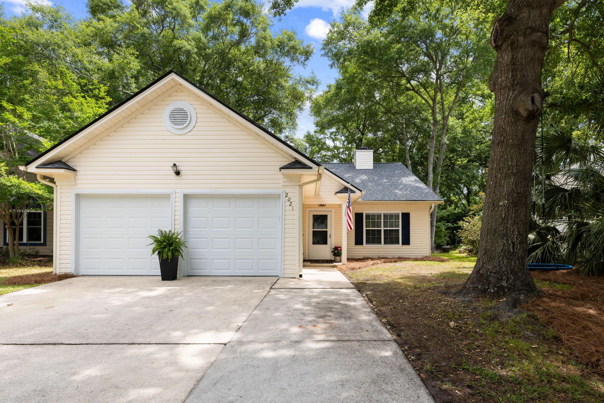 Photo one of 2021 Arundel Pl Mount Pleasant SC 29464 | MLS 25012706