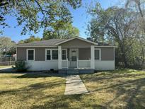 Charming single-story home with a cozy front porch and well-maintained lawn at 139 Stephanie Cir, Summerville, SC 29483