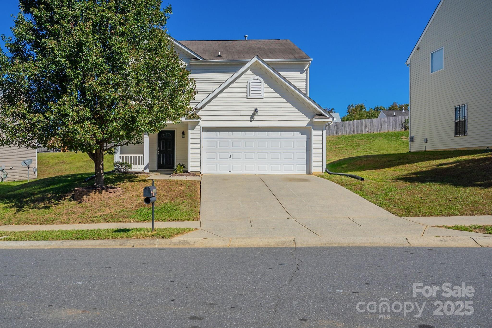 Photo one of 8228 Weeping Fig Ln Charlotte NC 28215 | MLS 4193041