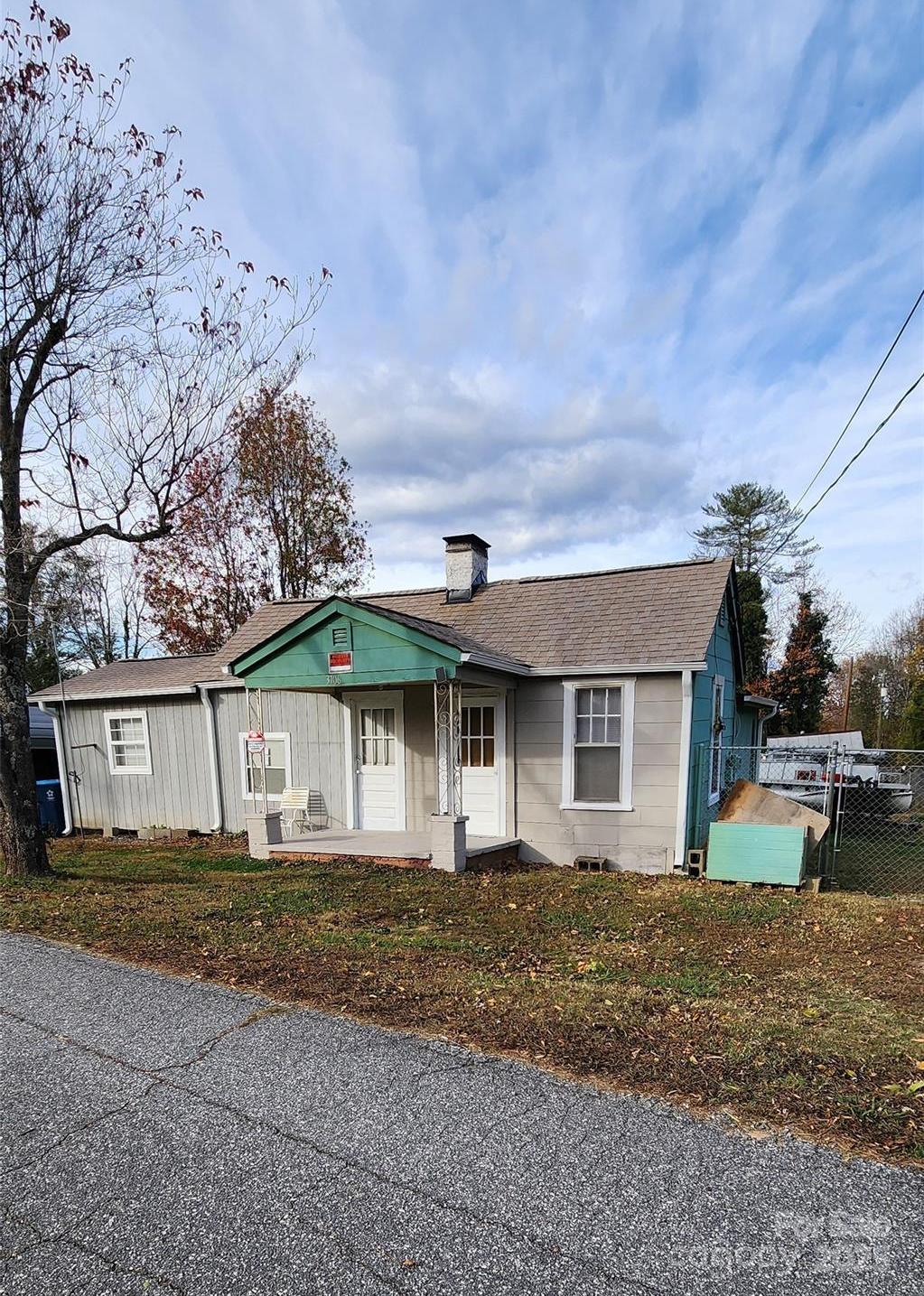 Photo one of 3706 2Nd Nw Ave Hickory NC 28601 | MLS 4216122
