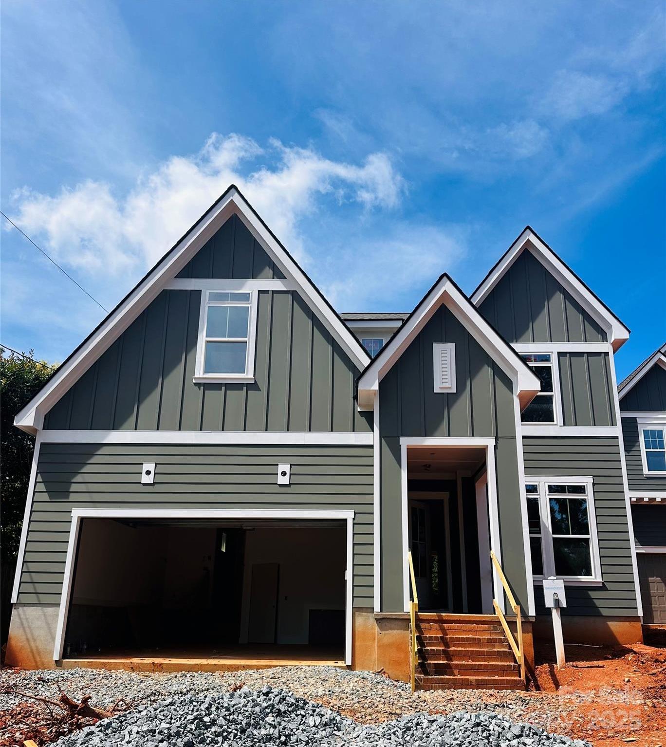 Photo one of 2530 Elkwood Cir Charlotte NC 28205 | MLS 4223313