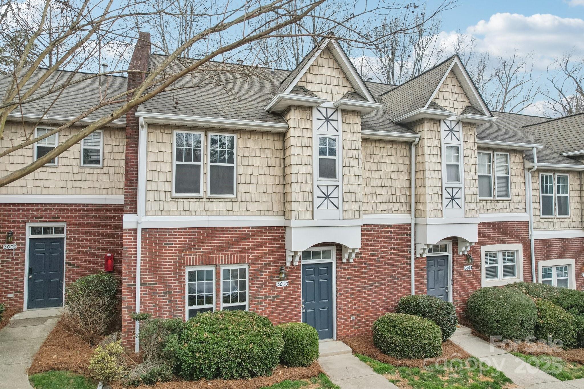 Photo one of 3010 Uxbridge Woods Ct Charlotte NC 28205 | MLS 4230733