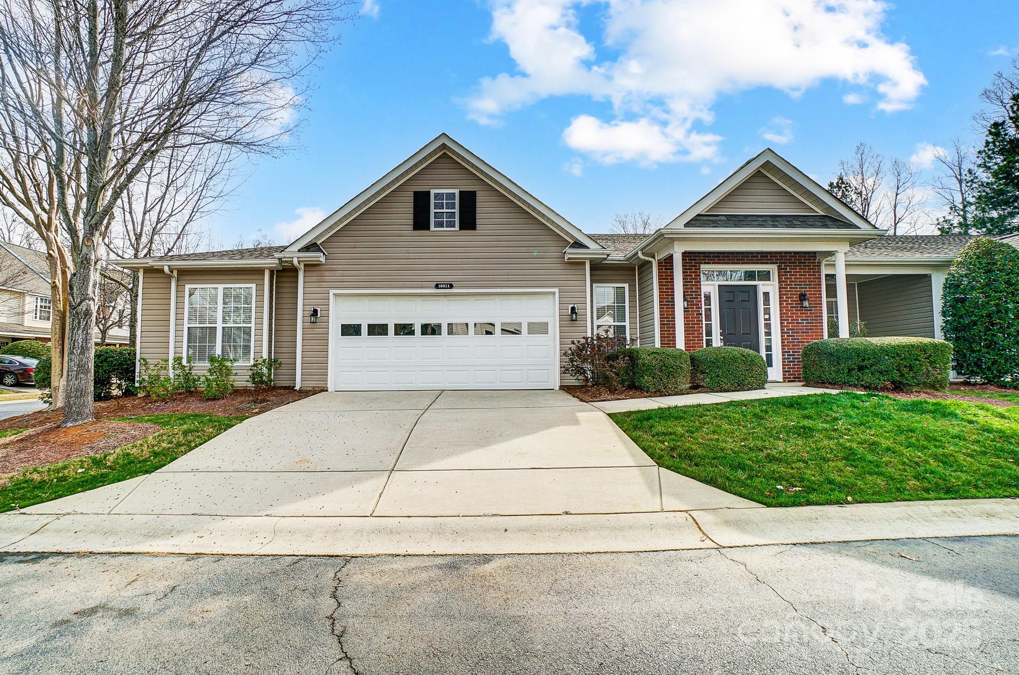 Photo one of 10011 Forest View Ln Charlotte NC 28213 | MLS 4231643