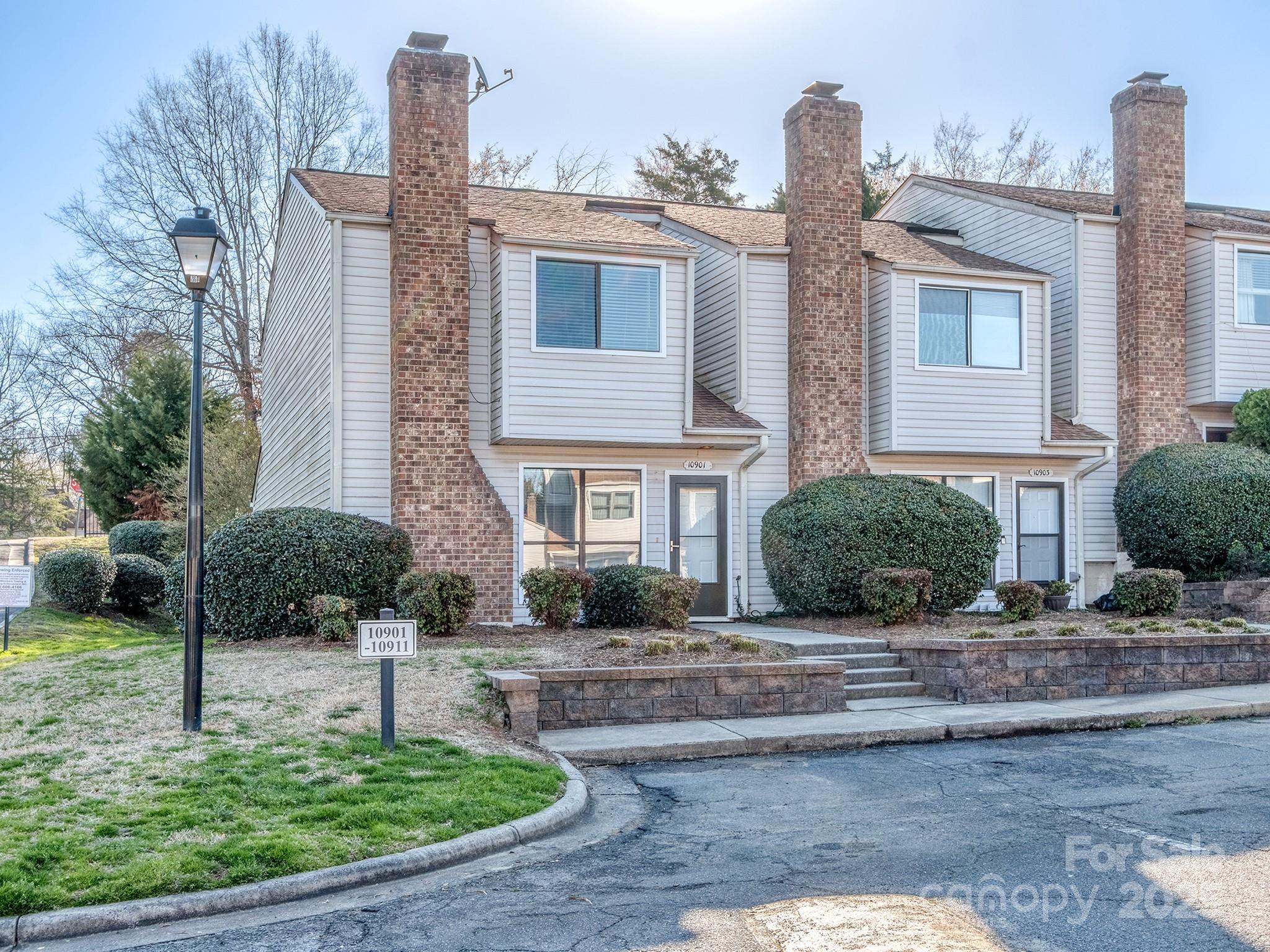 Photo one of 10901 Carmel Crossing Rd Charlotte NC 28226 | MLS 4231705