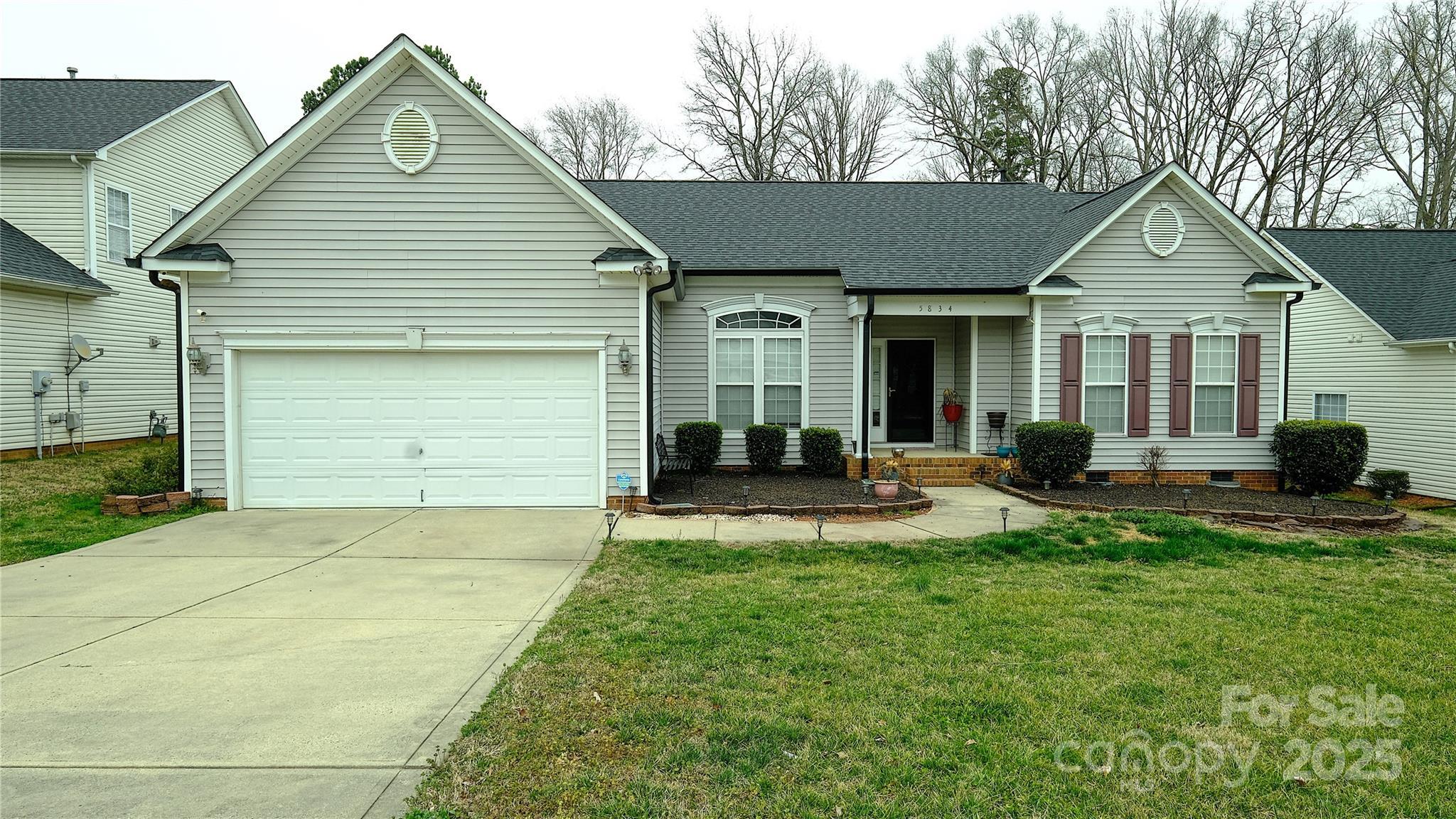 Photo one of 5834 Coopers Ridge Ln Charlotte NC 28269 | MLS 4231765