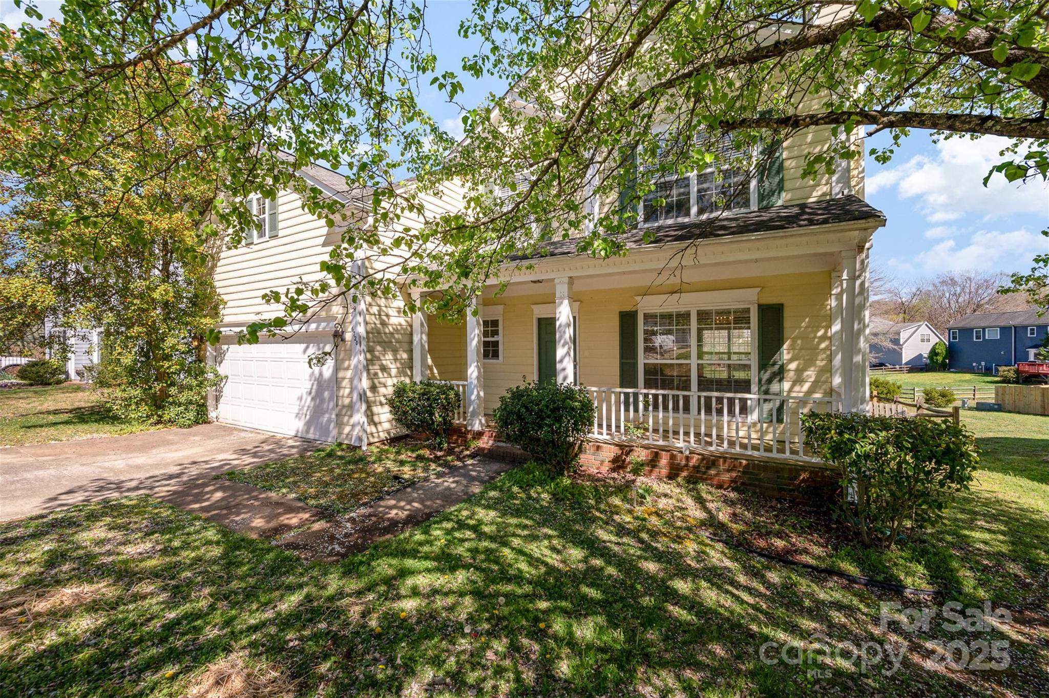 Photo one of 6720 Neuhoff Ln Charlotte NC 28269 | MLS 4231880