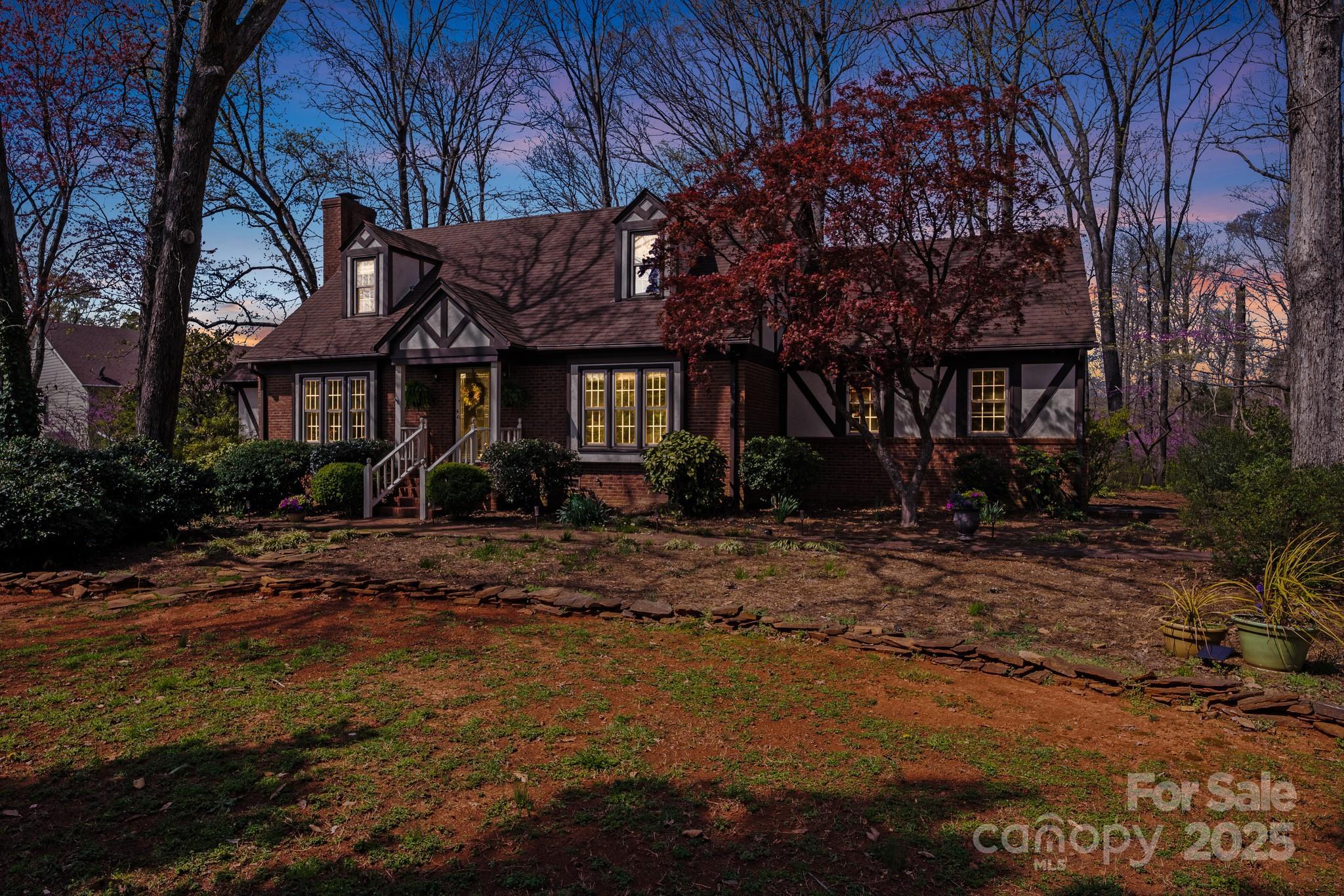 Photo one of 2324 Chestnut Ln Matthews NC 28104 | MLS 4233658