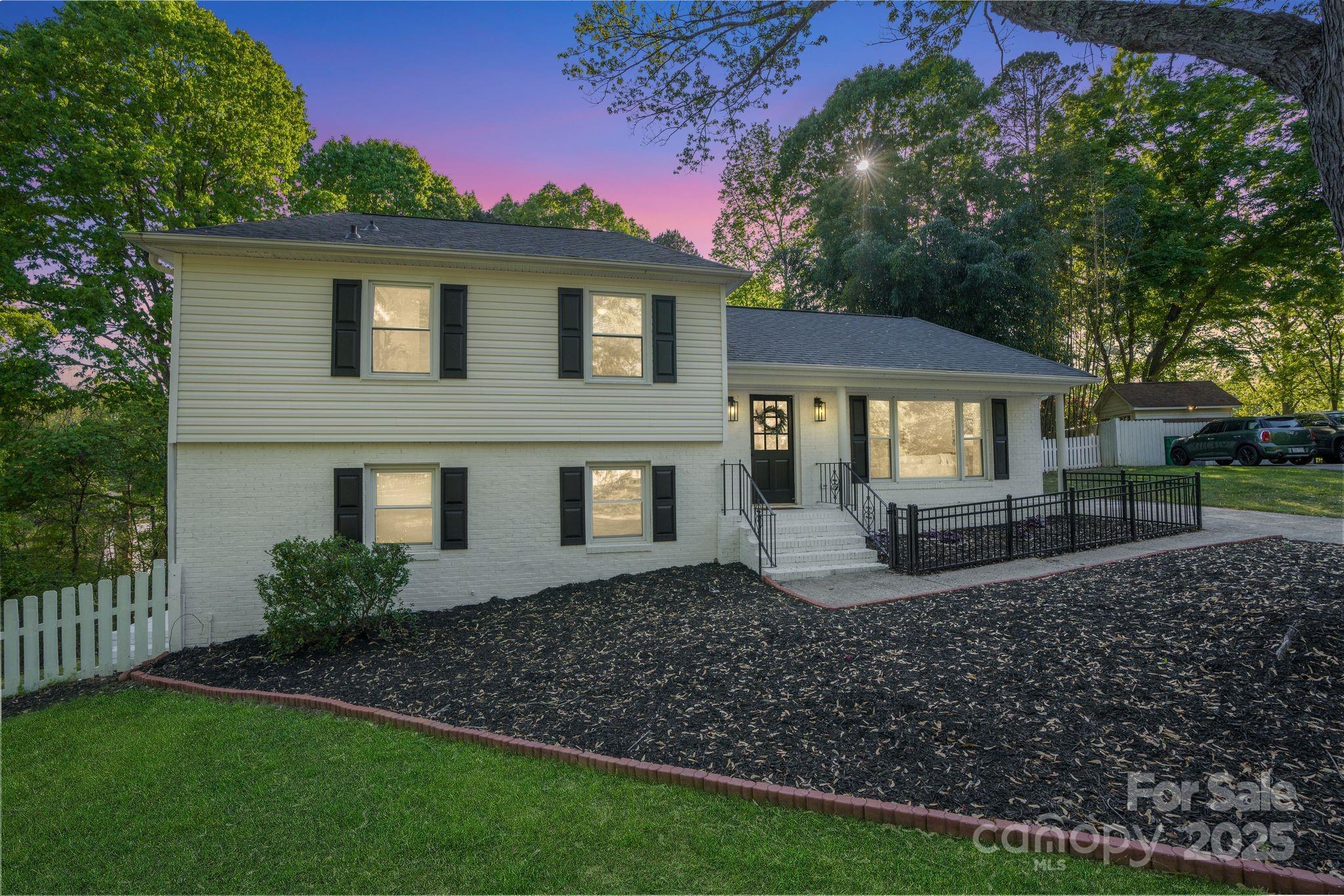 Photo one of 8025 Cliffside Dr Charlotte NC 28270 | MLS 4243998