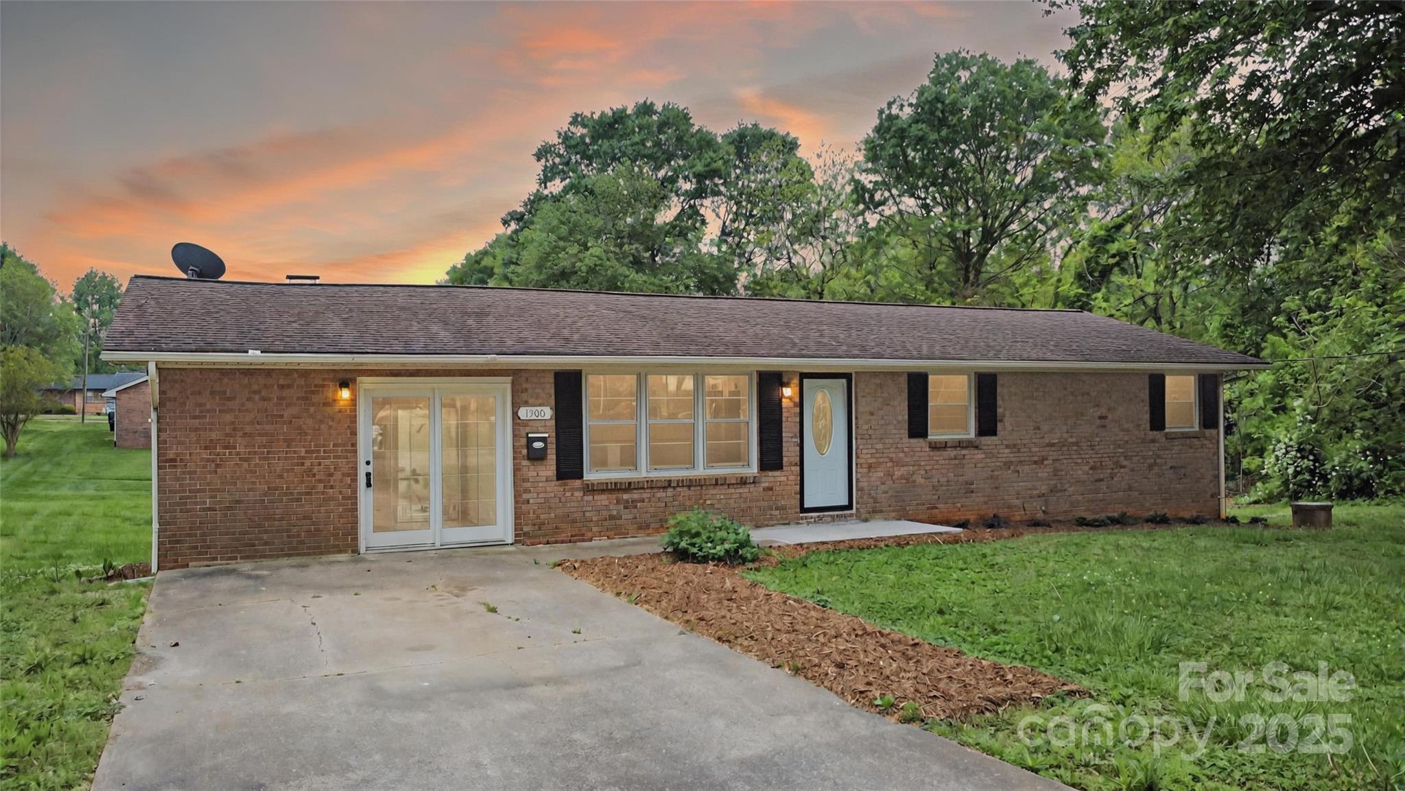 Photo one of 1500 19Th Avenue Ne Pl Hickory NC 28601 | MLS 4245933