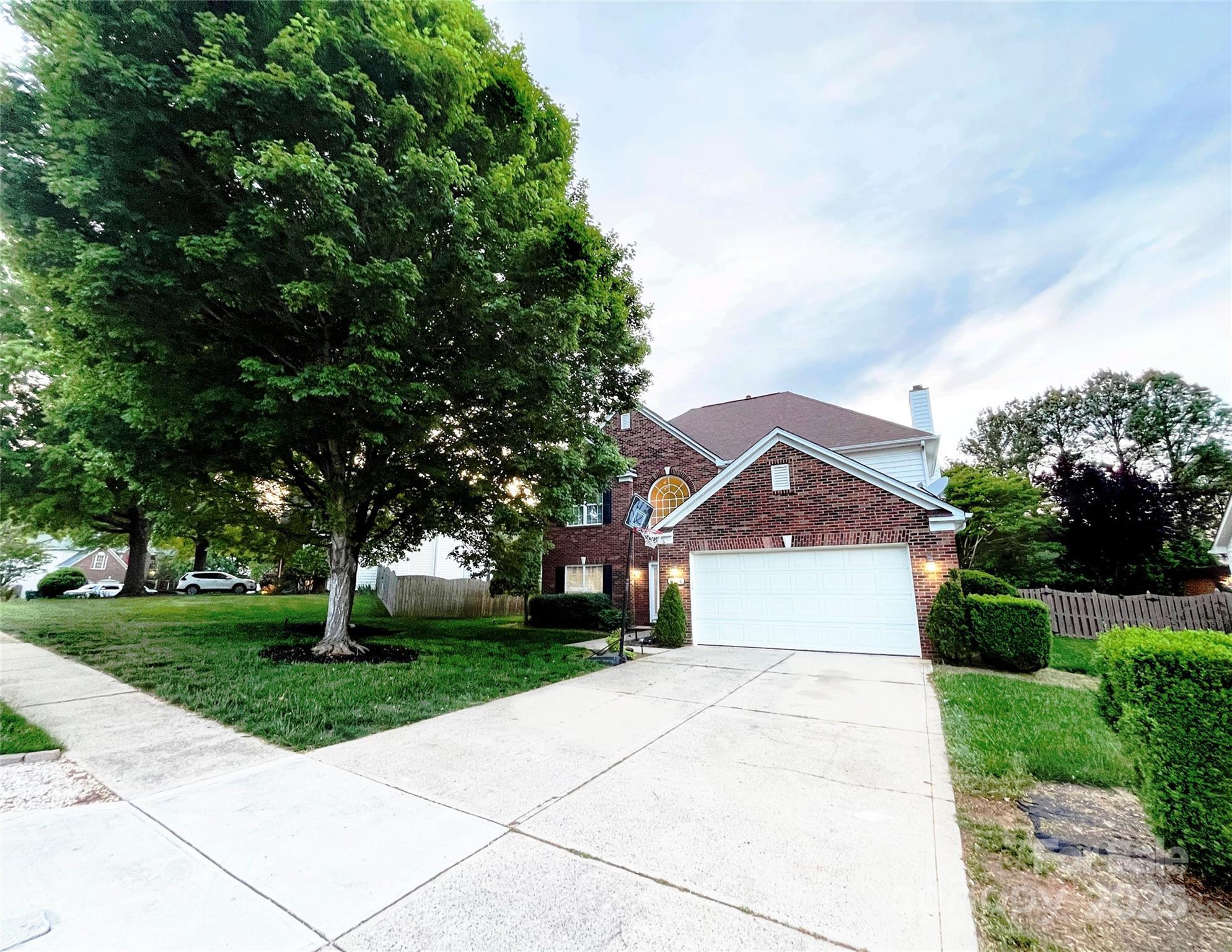 Photo one of 8218 Lynnewood Glen Dr Charlotte NC 28269 | MLS 4252897