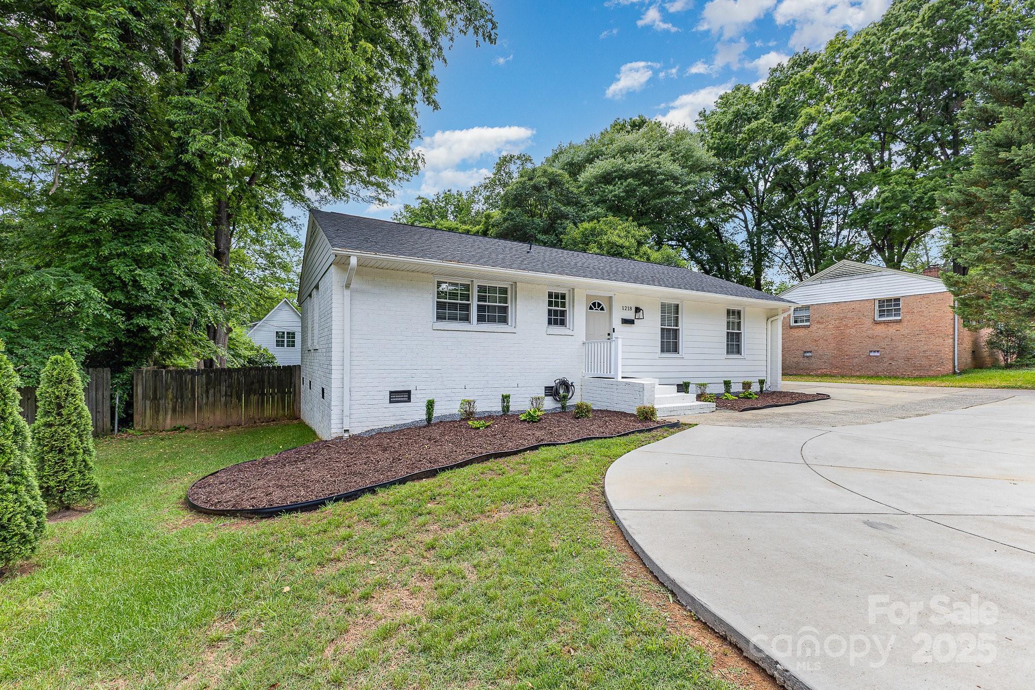 Photo one of 1218 E Woodlawn Rd Charlotte NC 28209 | MLS 4255227
