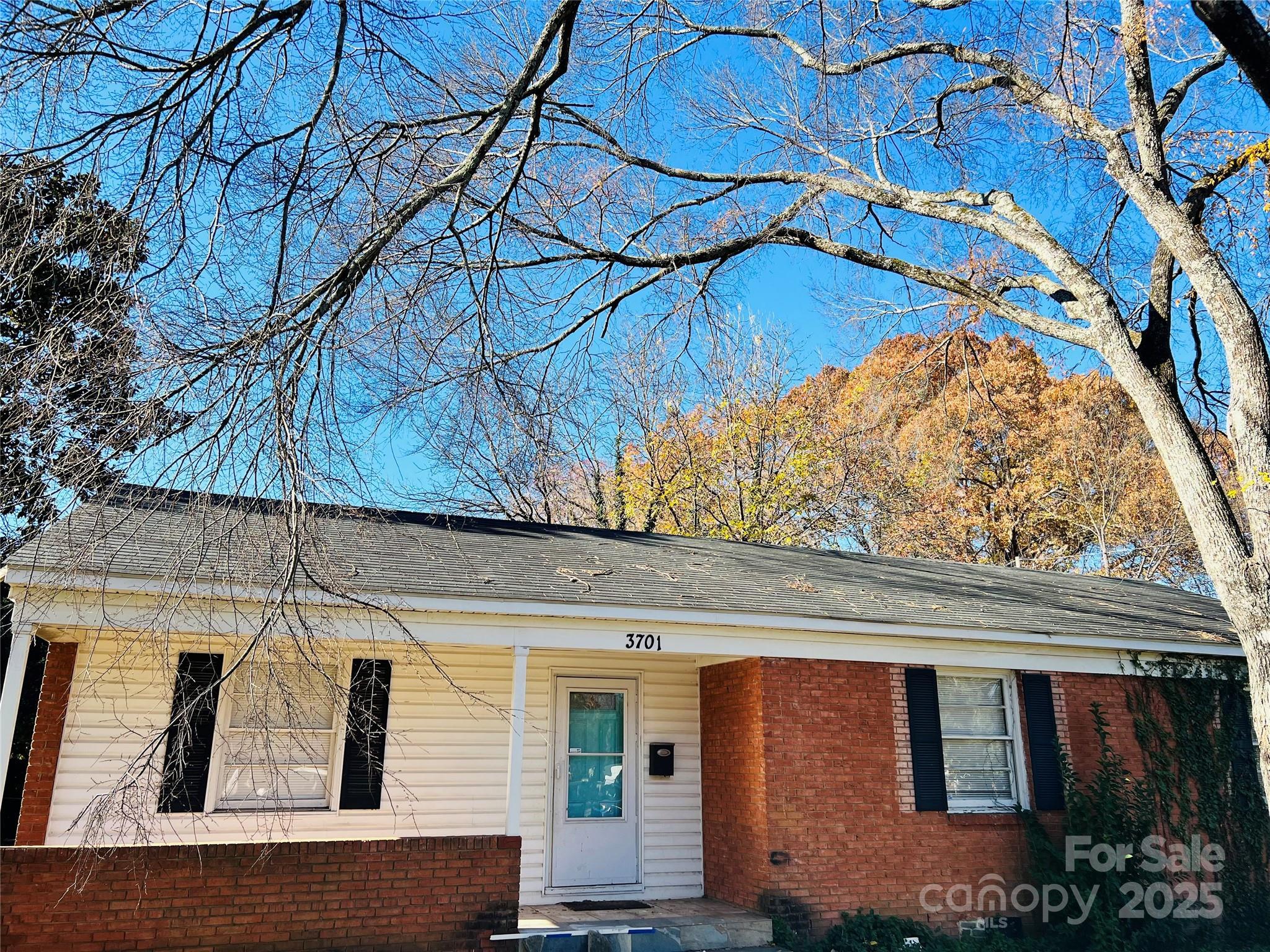 Photo one of 3701 Tipperary Pl Charlotte NC 28215 | MLS 4255972