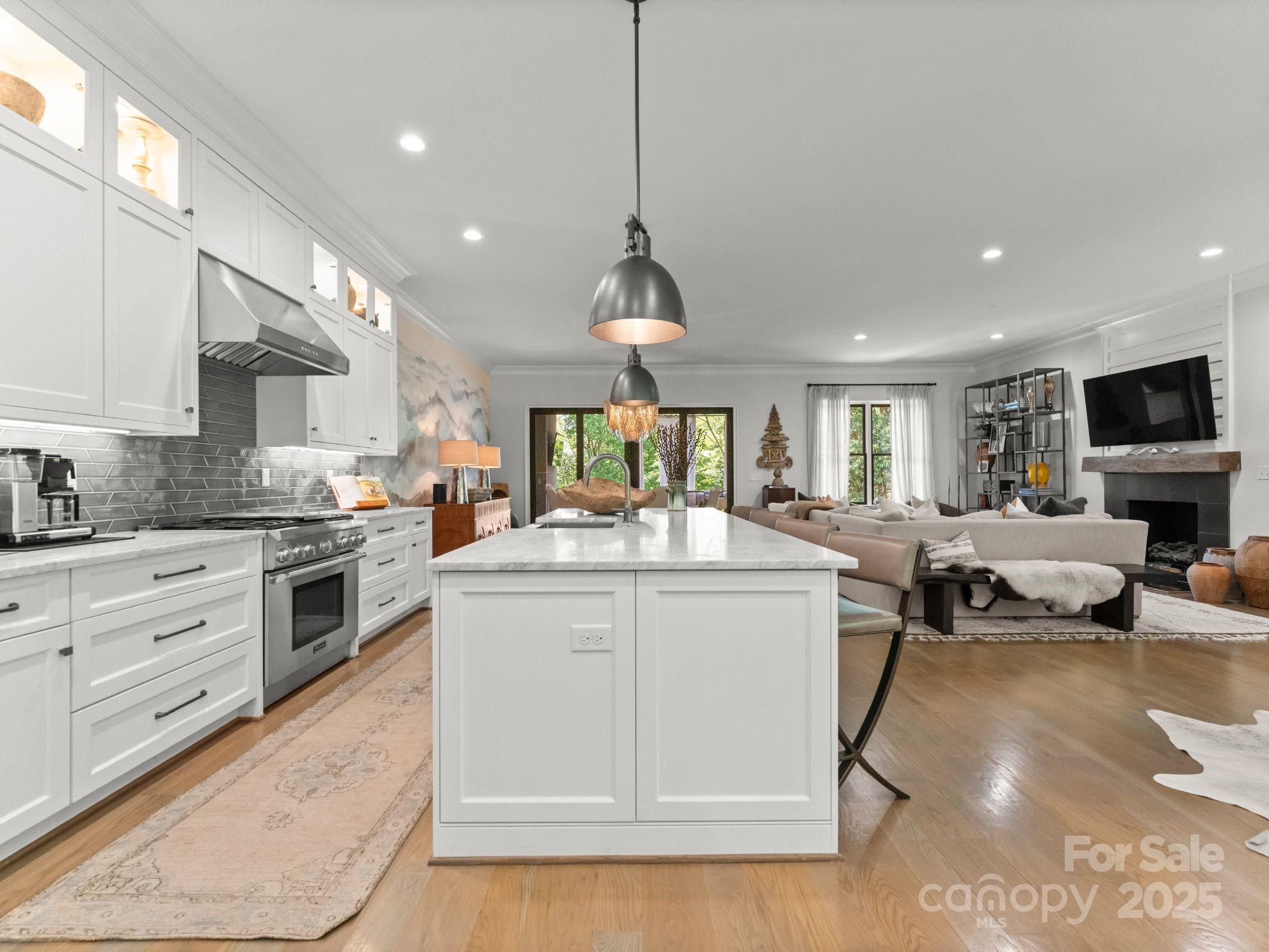 Photo one of 1160 S Kings Dr Charlotte NC 28207 | MLS 4261290