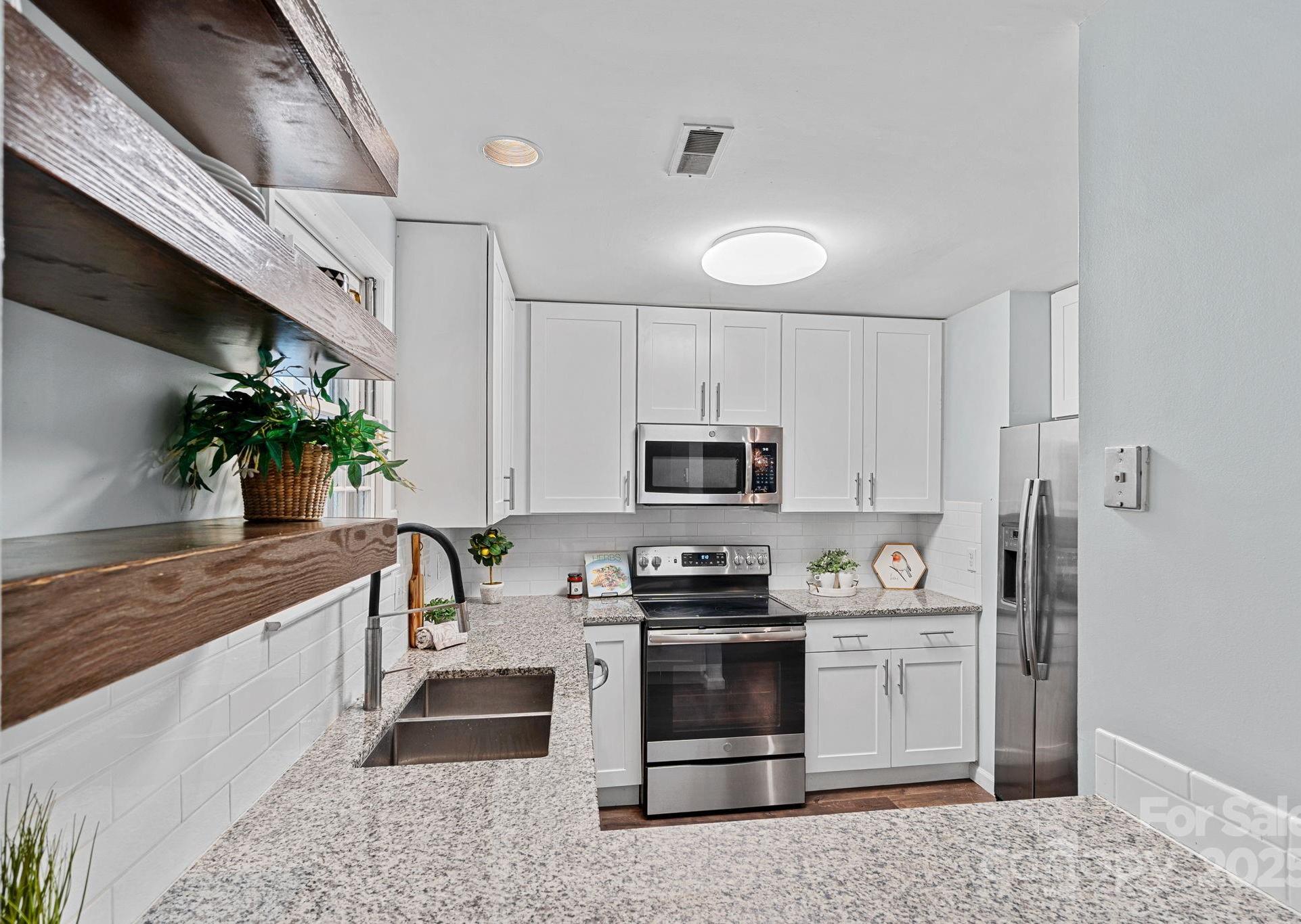 Photo one of 3308 Selwyn Farms Ln # 5 Charlotte NC 28209 | MLS 4264520