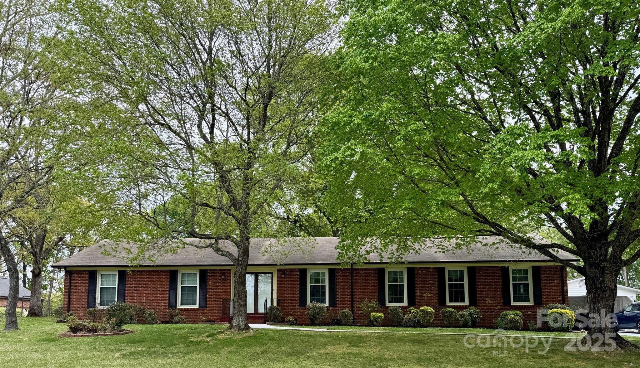 Photo one of 8616 Fallsdale Dr Charlotte NC 28214 | MLS 4266816