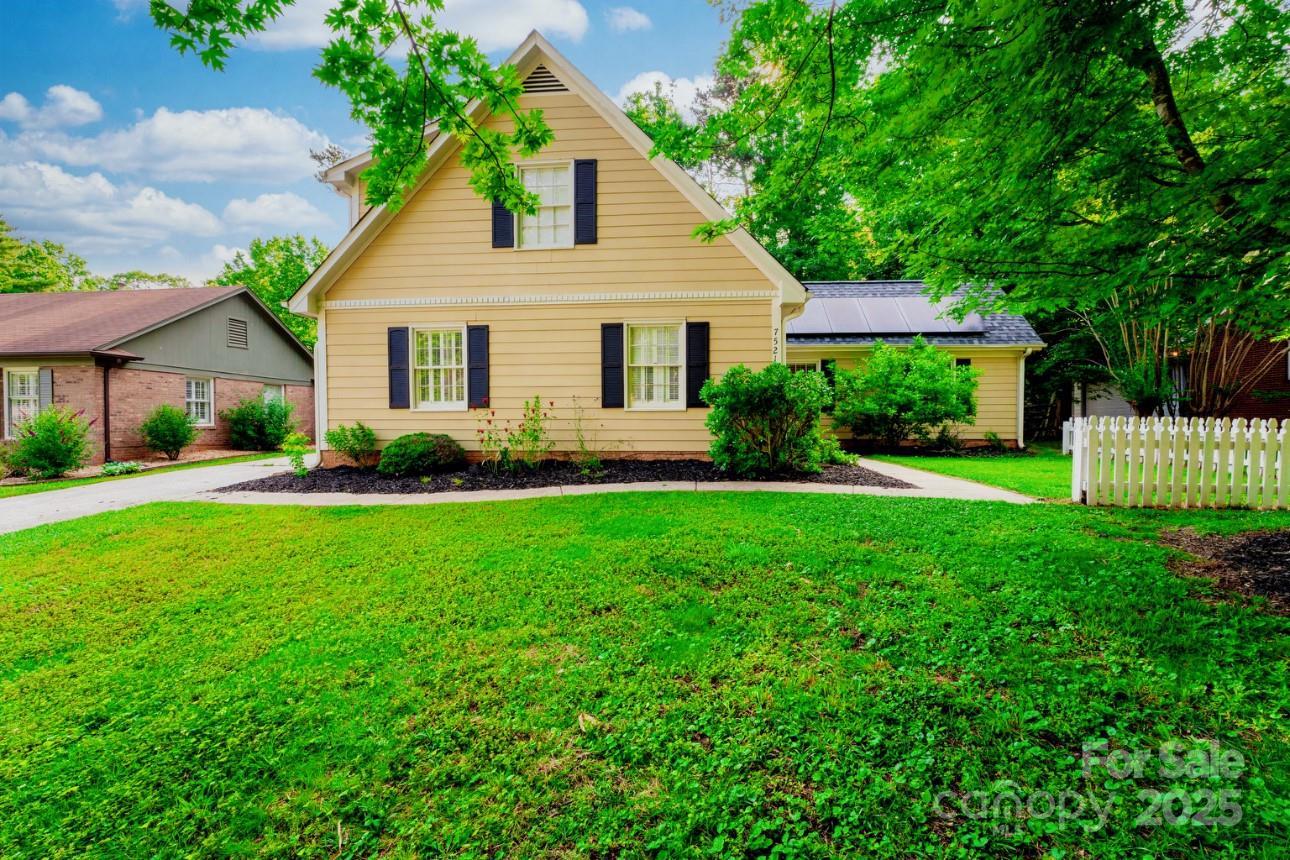 Photo one of 7521 Surreywood Pl Charlotte NC 28270 | MLS 4267062