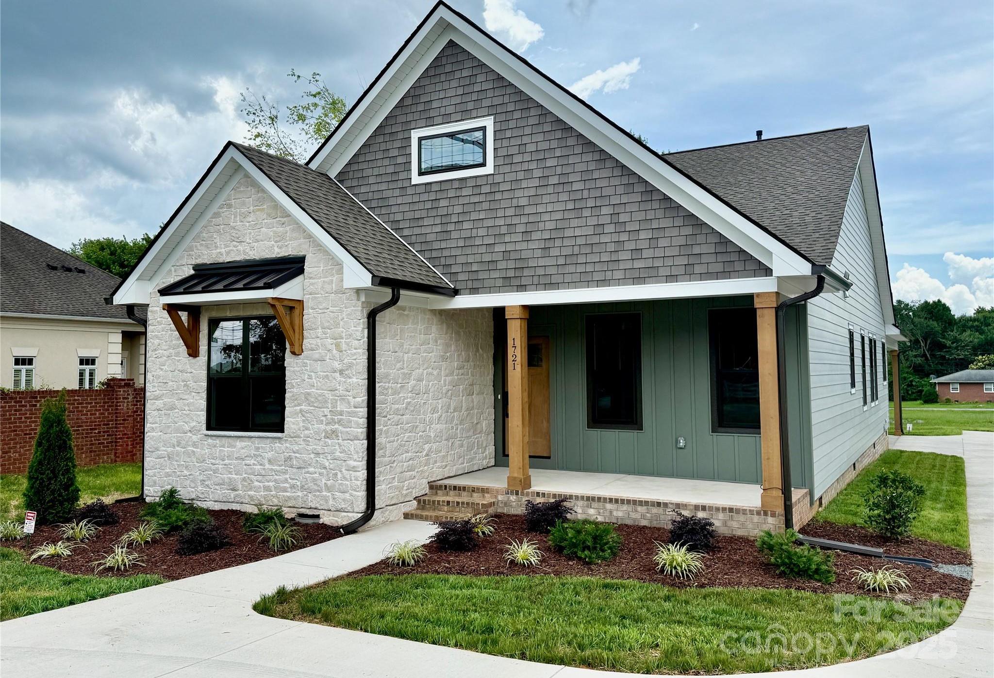 Photo one of 1721 S New Hope Rd Gastonia NC 28054 | MLS 4267967