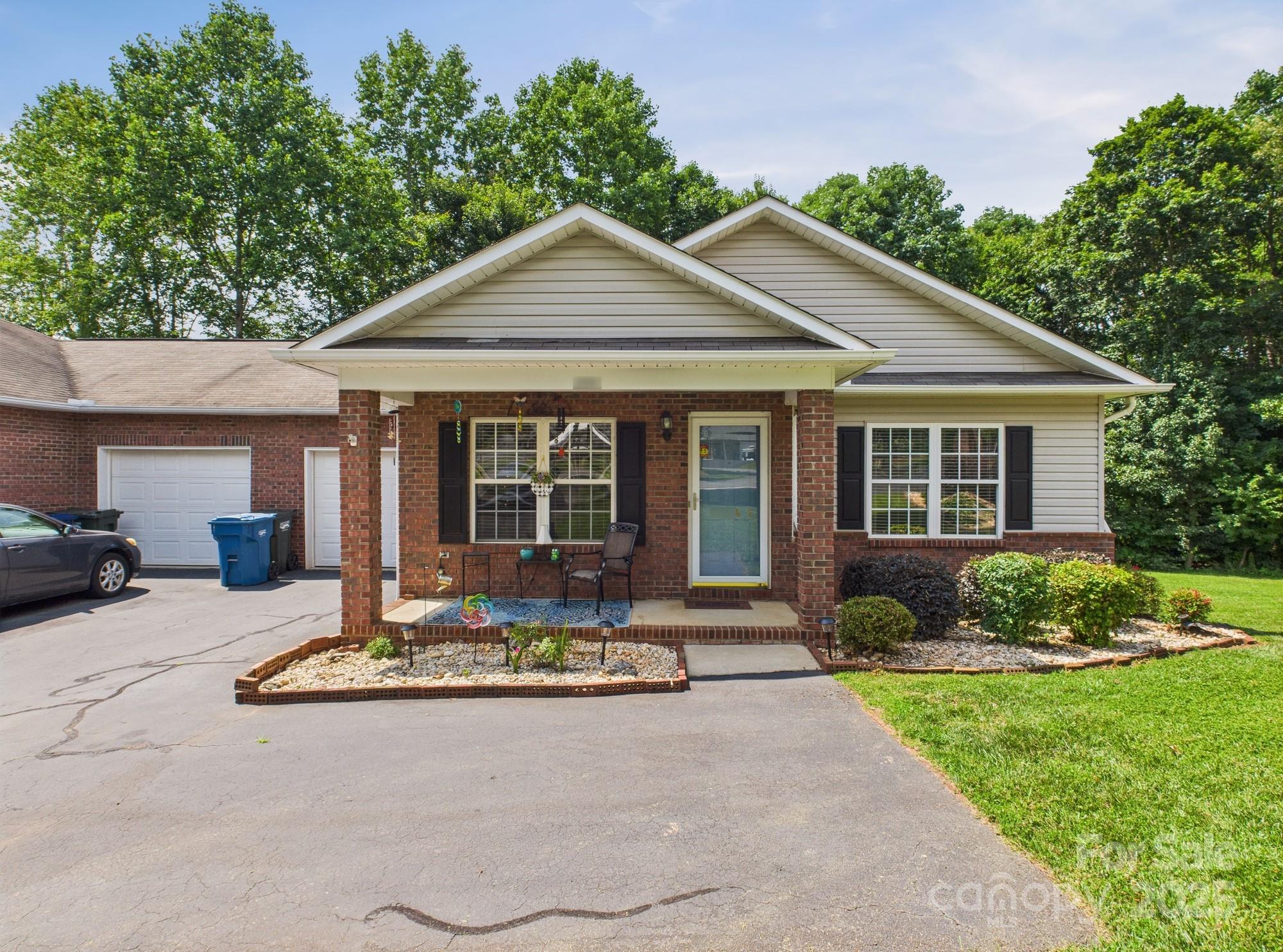 Photo one of 2541 26Th Ne Ave Hickory NC 28601 | MLS 4267902