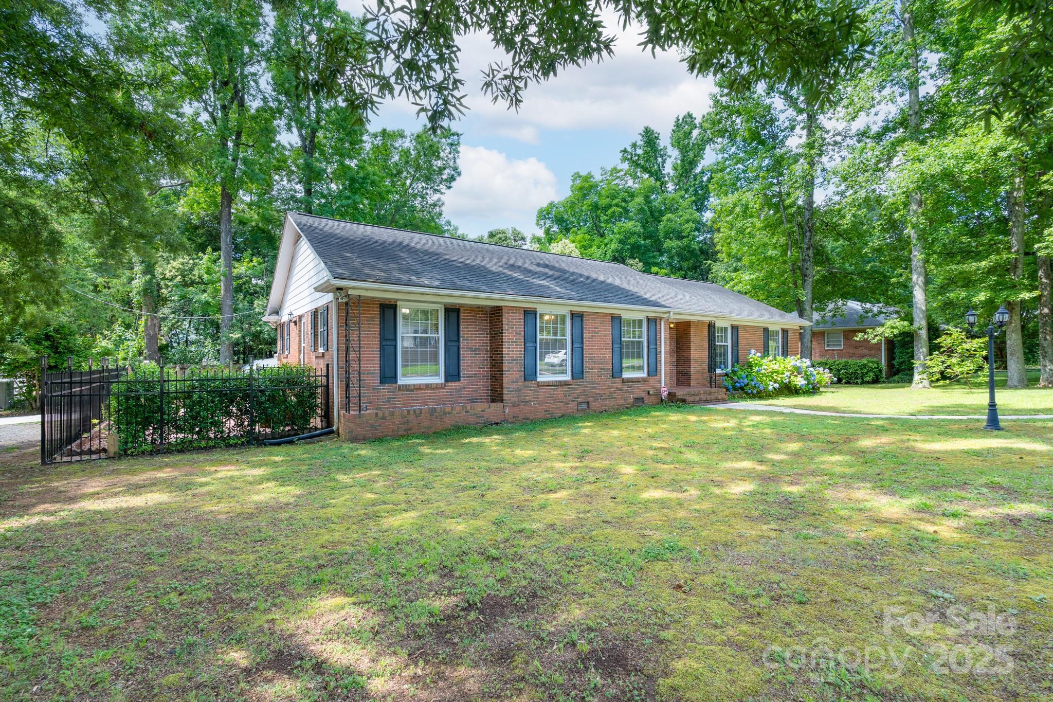 Photo one of 5720 Amity Pl Charlotte NC 28212 | MLS 4268494