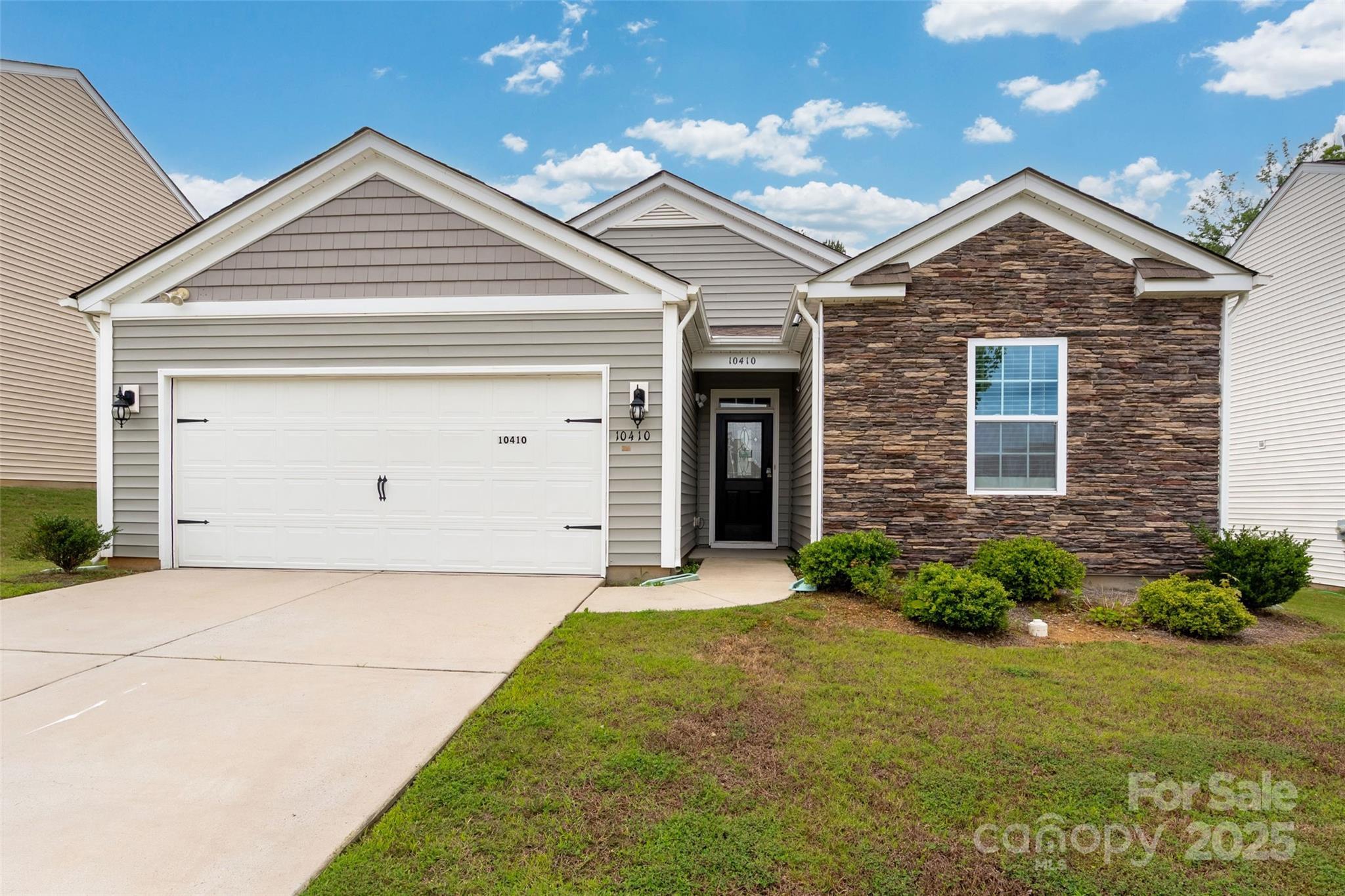 Photo one of 10410 Bradstreet Commons Way Charlotte NC 28215 | MLS 4268617
