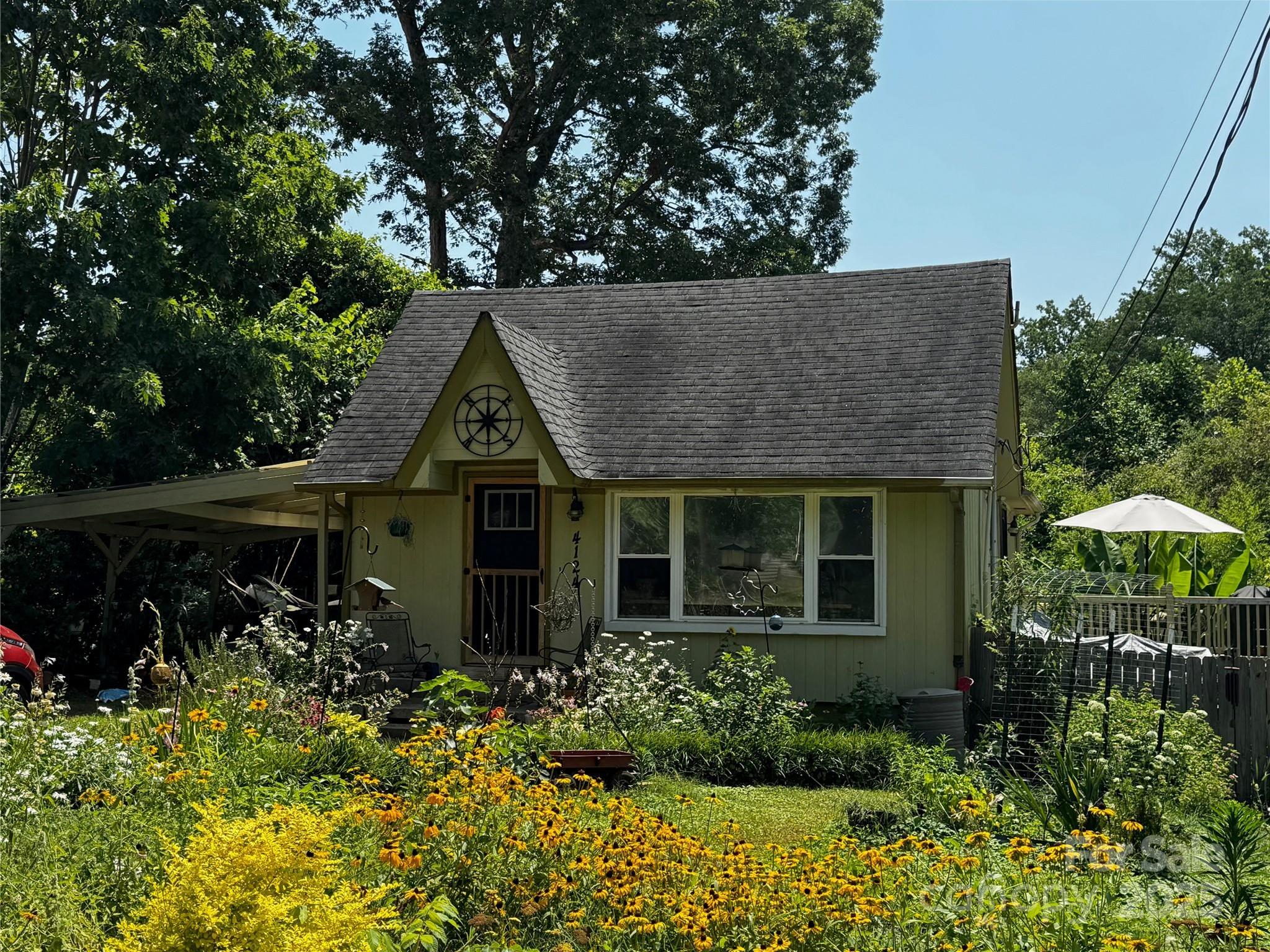 Photo one of 4124 Oakwood Rd Charlotte NC 28269 | MLS 4276165
