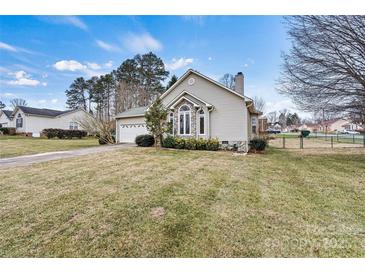 Ranch style home with a spacious yard and attached garage at 2363 24Th Street Ne Ln, Hickory, NC 28601