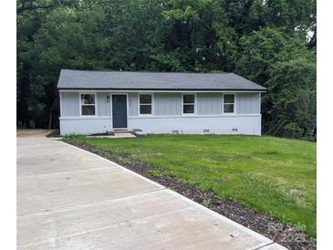 Charming single-story home features a well-manicured lawn and a paved driveway for easy parking at 1522 Wickham Ln, Charlotte, NC 28208