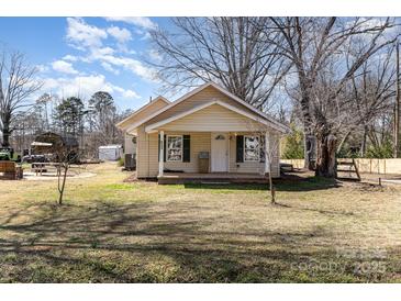 Charming single-story home features a covered front porch and well-maintained lawn at 400 37Th Sw St, Hickory, NC 28602
