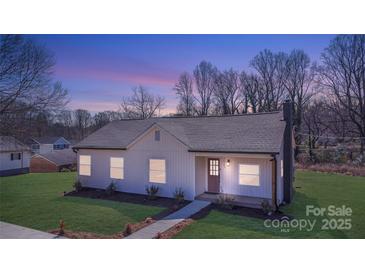 Charming single-story home featuring a well-maintained lawn, sidewalk, and inviting covered porch at 1507 W Davidson Ave, Gastonia, NC 28052