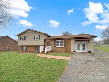 Charming two-story home with a well-manicured lawn and inviting entrance, perfect for a Gathering at 1465 Earl St, Hickory, NC 28602