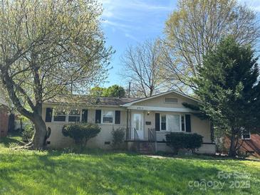Charming single-story home featuring a well-maintained lawn and a classic brick facade at 3915 Crestridge Dr, Charlotte, NC 28217