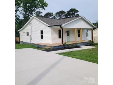 Charming single-story home featuring a welcoming front porch and a well-maintained lawn at 1018 Union St, Maiden, NC 28650