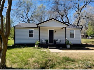 Charming one-story home with a covered front porch and a well-maintained lawn, perfect for enjoying the outdoors at 915 2Nd St, Kings Mountain, NC 28086
