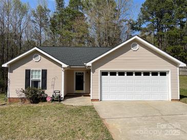 Charming single-story home with a two-car garage, well-kept lawn, and welcoming entryway at 1015 Raywood Ct, Matthews, NC 28104